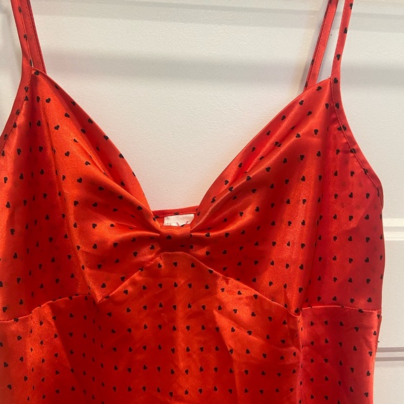 satin effect slip dress with black heart pattern - Picture 2 of 4